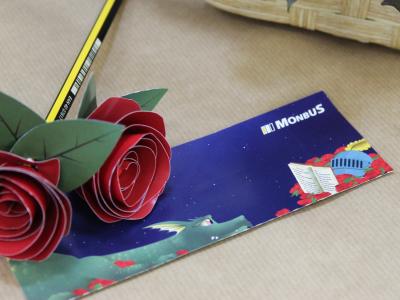 The rose and the bookmarker of Monbus for San Jordi Day