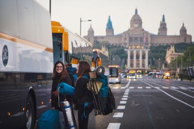 Autobuses de Monbus saíndo desde Barcelona cara ao Viña Rock
