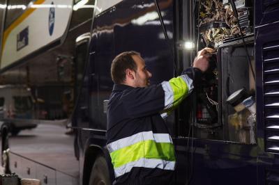 Operari de Tallers la Campiña reparant un autobús de Monbus