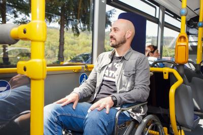 Usuari PMR en un autobús urbà de Monbus