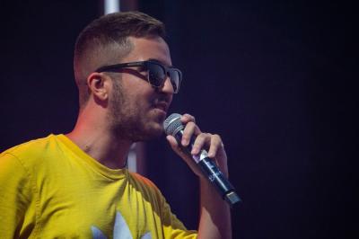 The singer Beret during a concert