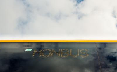 Panell lluminós lateral d’un autobús de Monbus