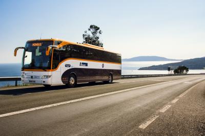 Autobus de Monbus fait un parcours par la côte de Galice