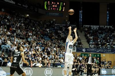 Fletcher Magee lanza un triplo no partido co Bilbao Basket