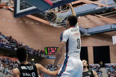 Dejan Kravic made a slam dunk over the opposition of Bouteille