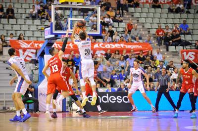 Fletcher Magee shoots a 3-pointer in the match against UCAM Murcia