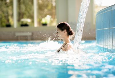 Femme se baiant dans une piscine de thalassothérapie