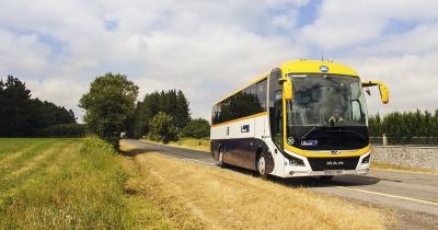 Autobús de Monbus realizando un servizo