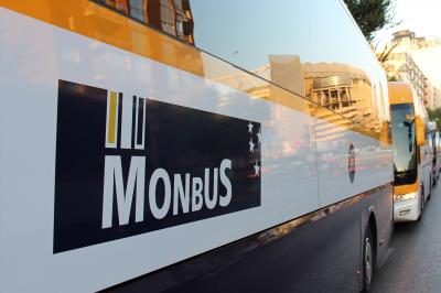 Autobuses de Monbus nunha avenida de Valencia