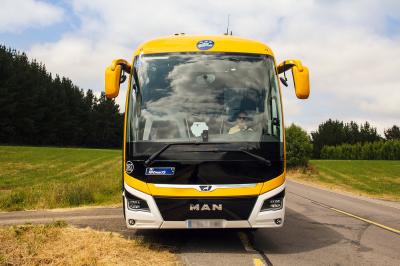 Autobus de Monbus fait un arrêt sur une route rurale