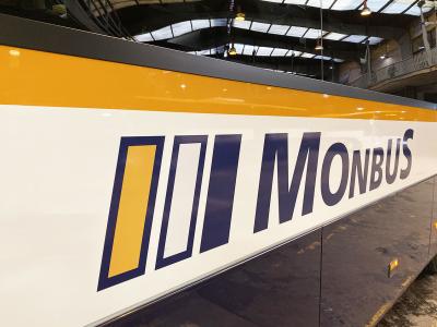 Lateral de un autobús de Monbus con el nuevo logo