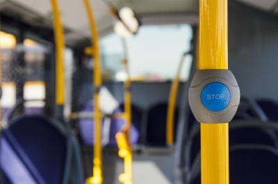 Botón de solicitar parada nun autobús urbano de Monbus