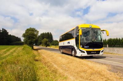 Autobús de Monbus durant un trajecte interurbà