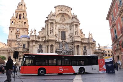 Autobús do servizo TMP na Praza de Belluga en Murcia