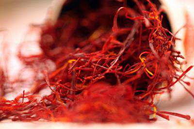 Filaments de safran rouge ou de piments «or rouge» de la cuisine