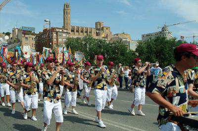 Desfilada de comparses pels carrers de Lleida