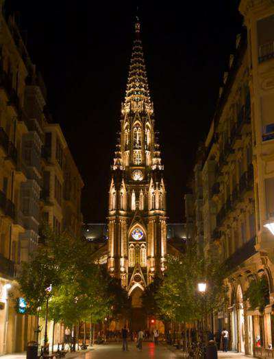 Imagen nocturna de la catedral de San Sebastián
