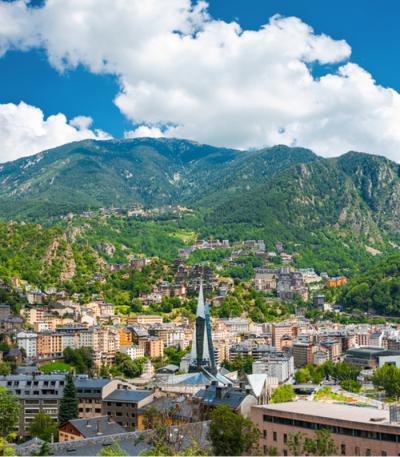 Vista de Andorra A Vella, capital do Principado de Andorra