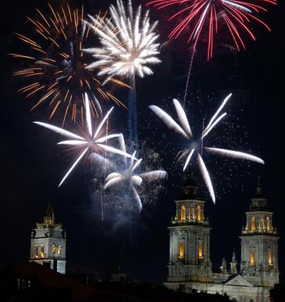 Fogos artificiais ante a Catedral de Lugo durante San Froilán
