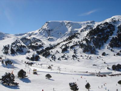 Pista de esquí en Grandvalira na montaña de Andorra.