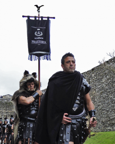 Guardia pretoriana romana desfilando.