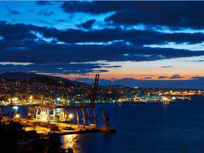 Vista nocturna del puerto de Vigo
