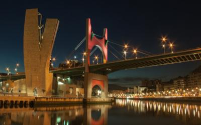 Vista nocturna dunha das pontes de Bilbao