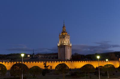 Vista nocturna de la torre de la catedral de Burgo de Osma