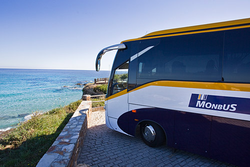 Mini bus Monbus Noge Touring HD sur la côte de Lugo