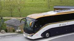 Autobús Setra de Monbus estacionat en un parc de Lugo