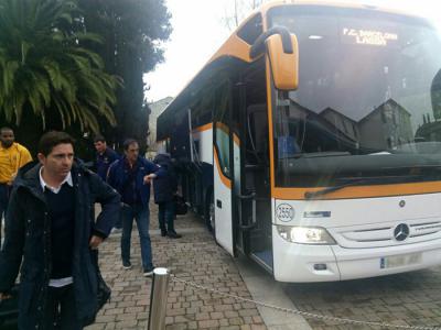 Equipo FC Barcelona Lassa saindo do autobús de Monbus