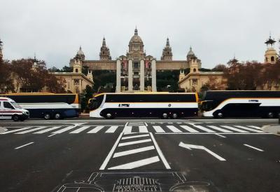 Flota de Monbus frente al Palacio Nacional en Barcelona
