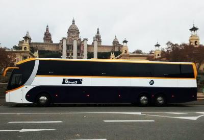 Castrosua Stellae de Monbus frente al Palacio Nacional en Barcelona