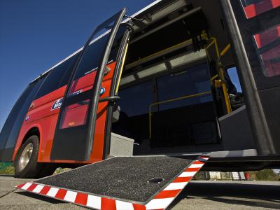 Rampa de acceso para PMR en un autobús urbano de Monbus