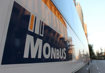 Lateral de un autobús con el logo de Monbus