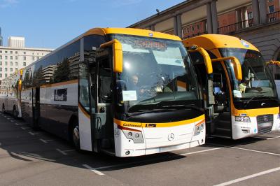 Autobuses de Monbus durante un servicio