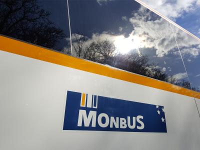 Logo de Monbus en un autobús