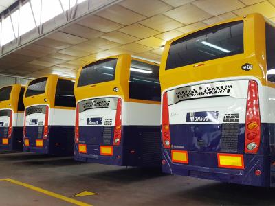 Flota de autobuses de Monbus estacionados