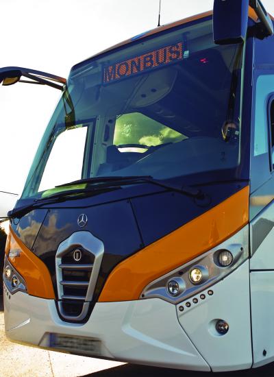 Autobús modelo Noge Touring de Monbus estacionado