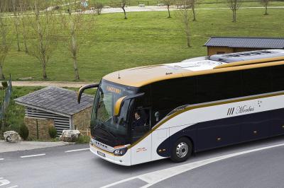 Autobús Setra de Monbus estacionado en un parque de Lugo