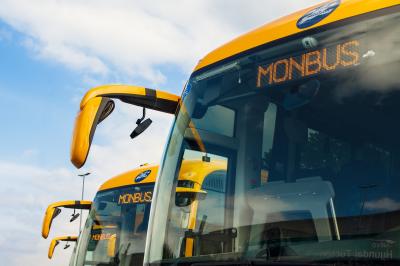 Autobuses de la línea Aldeanueva - Madrid de Monbus estacionados