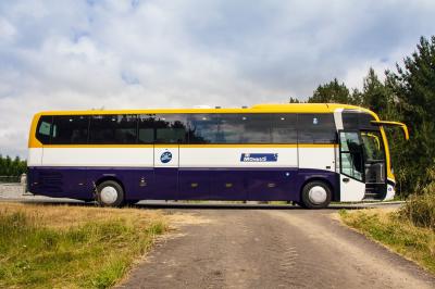 Autobús de Monbus estacionado en el arcén