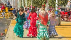 Cuatro chicas caminando por la Feria de Abril de Sevilla