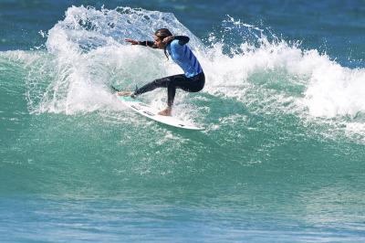 Surfista agafant una onada en el Pantin Classic