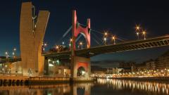 Vista nocturna d'un dels ponts de Bilbao